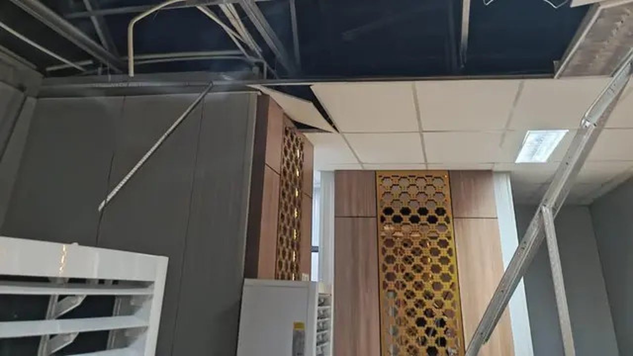 Plafon Bandara Douw Aturure Nabire berjatuhan akibat guncangan gempa. (Liputan6.com/ Dok Ist BMKG)