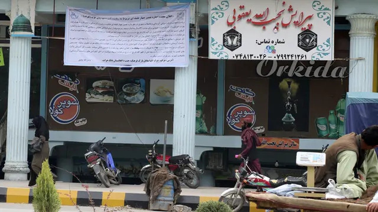 Tempat makan cepat saji yang ditutup oleh Taliban di provinsi Herat, barat laut Afghanistan, Senin, 10 April 2023. Taliban telah melarang keluarga dan perempuan untuk mengunjungi restoran yan