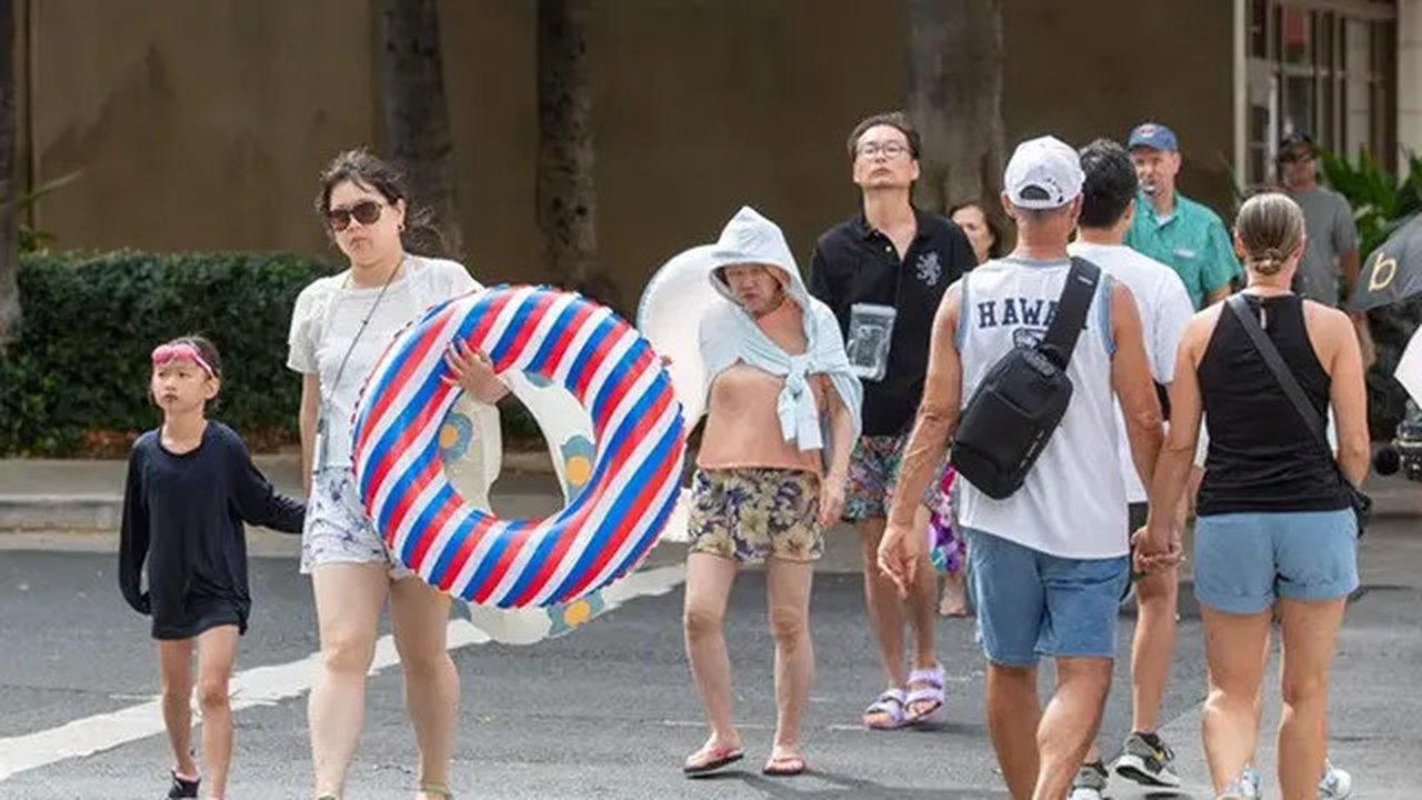 Orang-orang meninggalkan pantai di Oahu, Hawaii, Amerika Serikat, setelah gempa 8,8 di lepas pantai Semenanjung Kamchatka, Rusia, pada Rabu (30/7/2025) memicu peringatan tsunami dan p