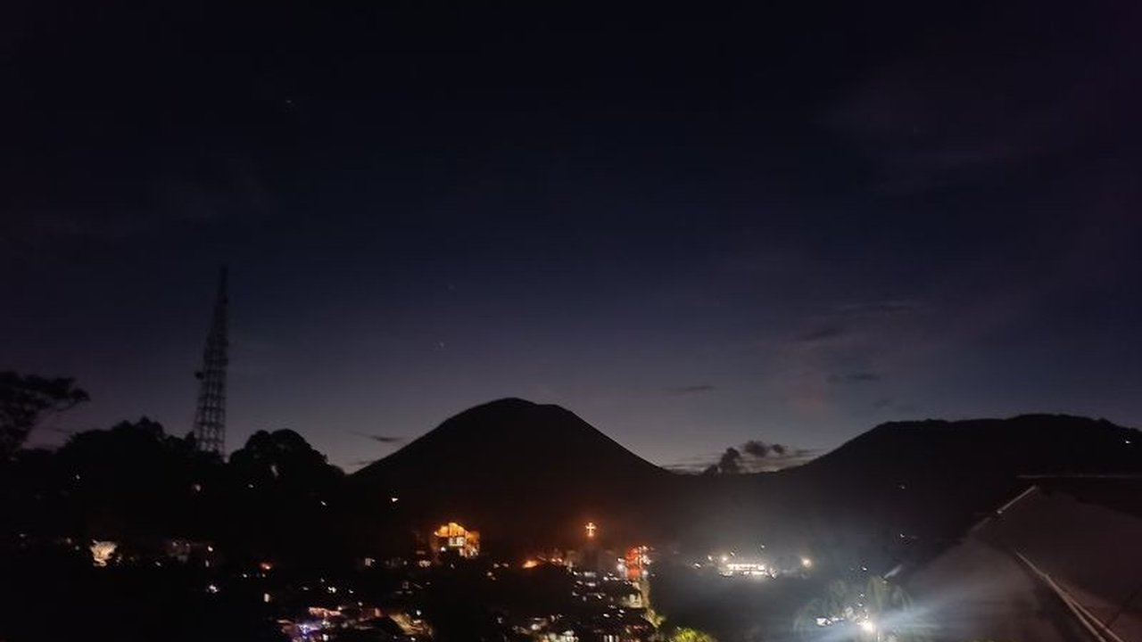 Badan Geologi mencatat 649 gempa vulkanik dangkal di Gunung Lokon periode 3-15 September, menandakan peningkatan aktivitas Gunung Lokon yang kini berstatus Siaga. Apa artinya bagi warga?