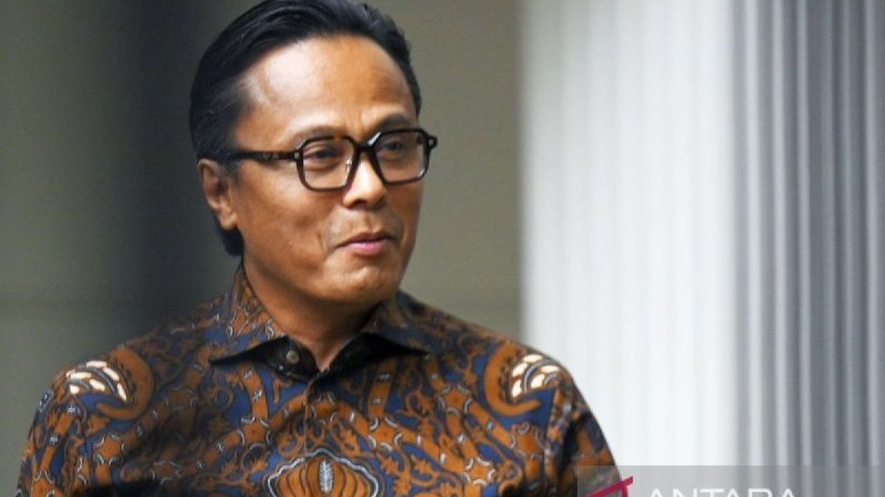 Penunjukan Dony Oskaria sebagai Plt Menteri BUMN oleh Presiden Prabowo dinilai akan memperkuat transformasi BUMN. Simak bagaimana rekam jejaknya di berbagai sektor strategis menjadi modal penting!