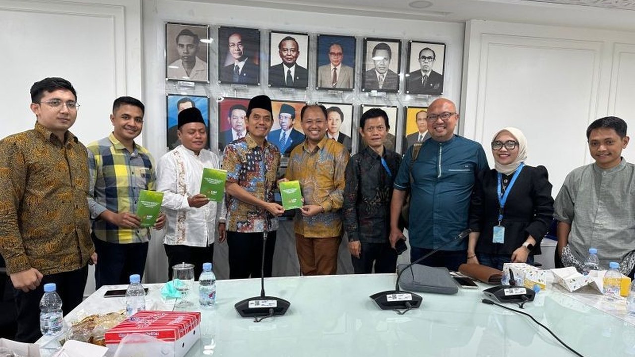Muhammadiyah mengajukan usulan Jalan Tengah Sistem Pemilu, Moderate List Proportional Representation (MLPR), ke Komisi II DPR RI untuk mengatasi kelemahan sistem terbuka dan tertutup.