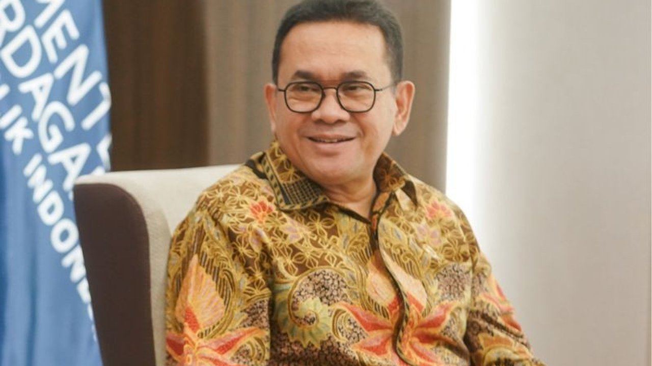 Menteri Perdagangan Budi Santoso menerbitkan dua Permendag baru untuk mengatur dan membatasi impor ubi kayu dan etanol. Kebijakan ini bertujuan melindungi petani, industri, serta menjamin pasokan strategis nasional. Simak detailnya!