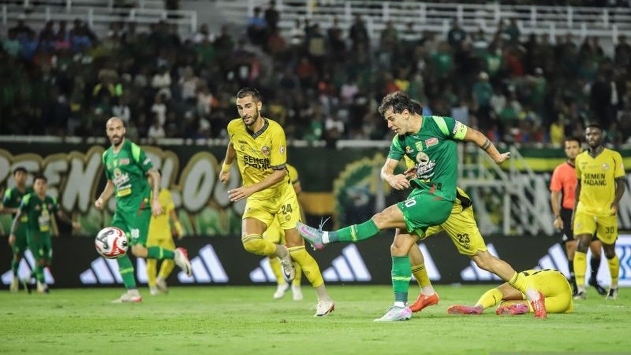 Persebaya Surabaya berhasil meraih kemenangan tipis 1-0 atas Semen Padang berkat gol tunggal Bruno Moreira, membuat tim Bajul Ijo langsung meroket ke peringkat tiga klasemen BRI Super League.
