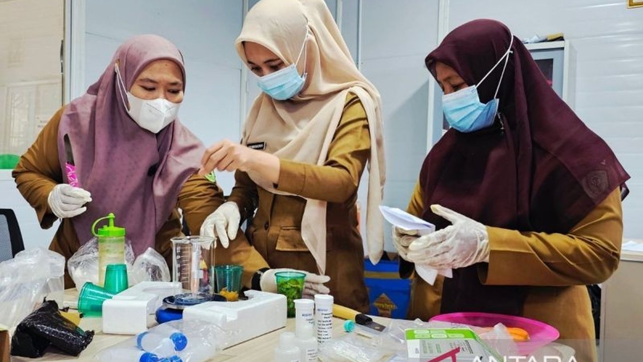 Pemerintah Provinsi Kepri serahkan alat uji cepat pestisida ke Natuna untuk memastikan bahan pangan program Makan Bergizi Gratis aman dari zat berbahaya. Simak pentingnya alat ini!