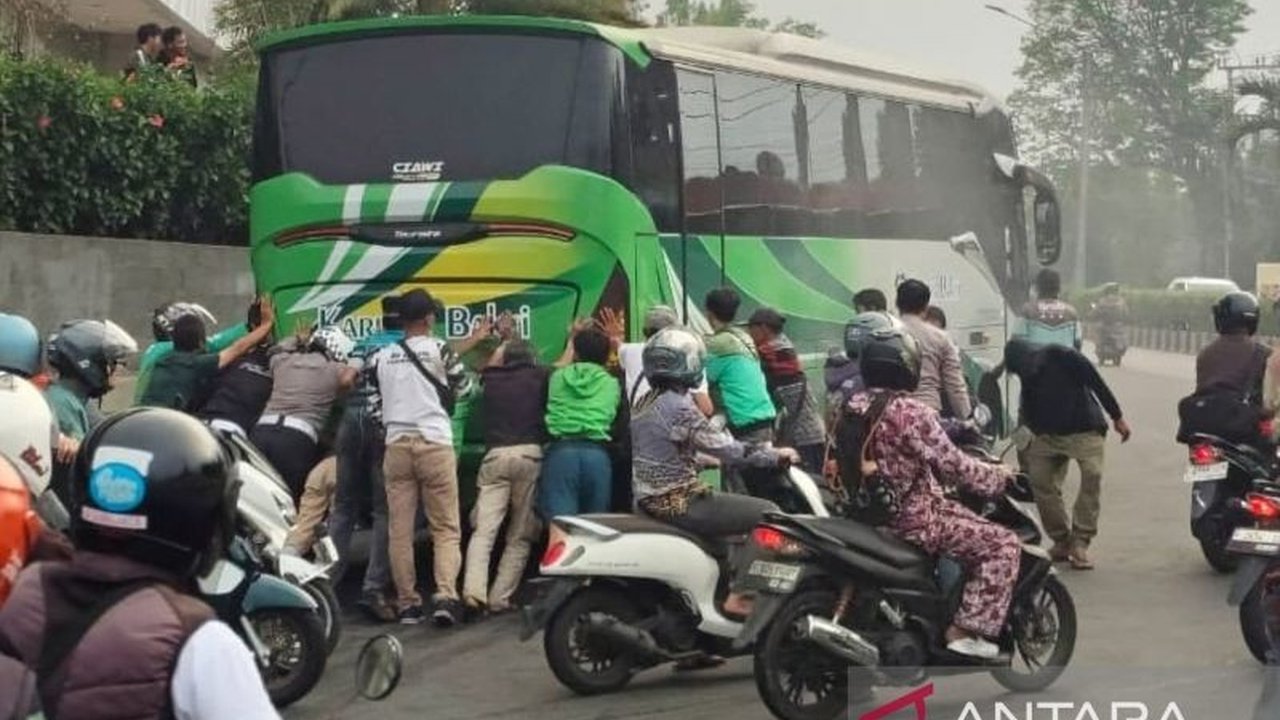 Sebuah bus antarkota mengalami insiden Bus Terbakar Cianjur di depan Tugu Lampu Gentur, memicu kepanikan dan ledakan ban. Bagaimana Damkar Cianjur menanganinya secara cepat?