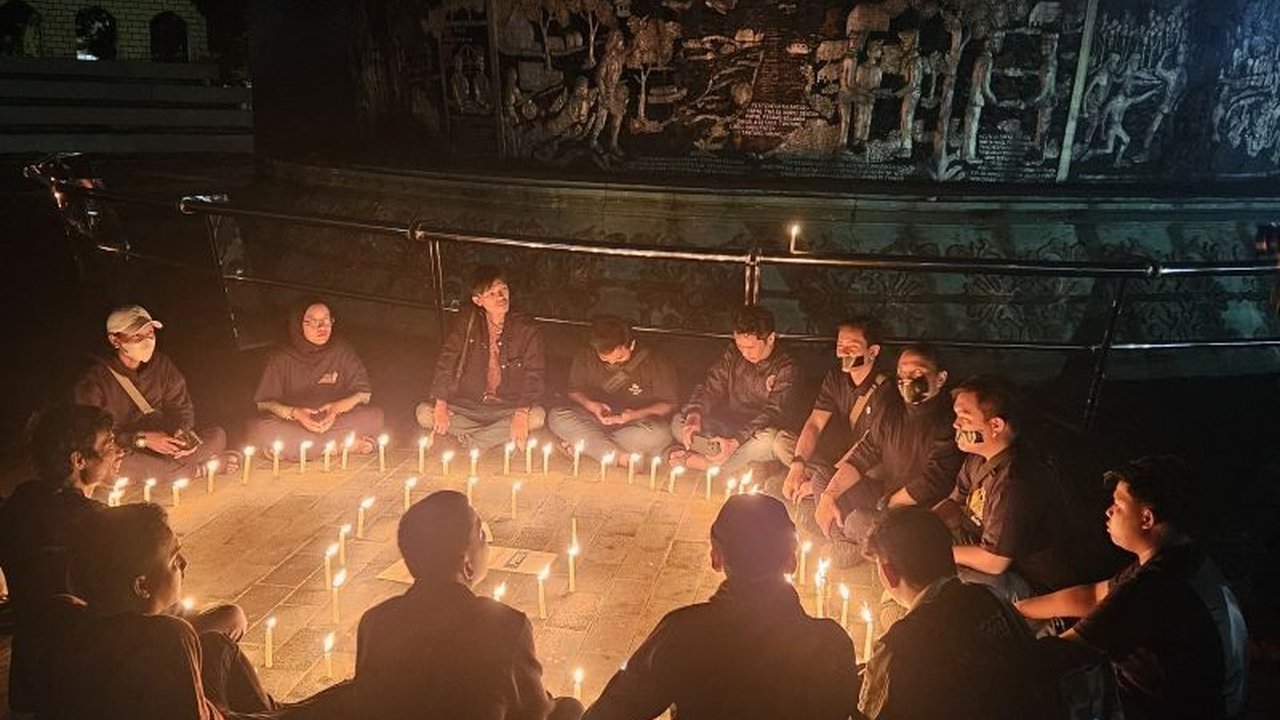 Jurnalis di Jambi kembali menggelar aksi seribu lilin, menyuarakan protes keras terhadap penghalangan kerja jurnalistik oleh oknum polisi, menegaskan komitmen pada Kebebasan Pers Jambi.