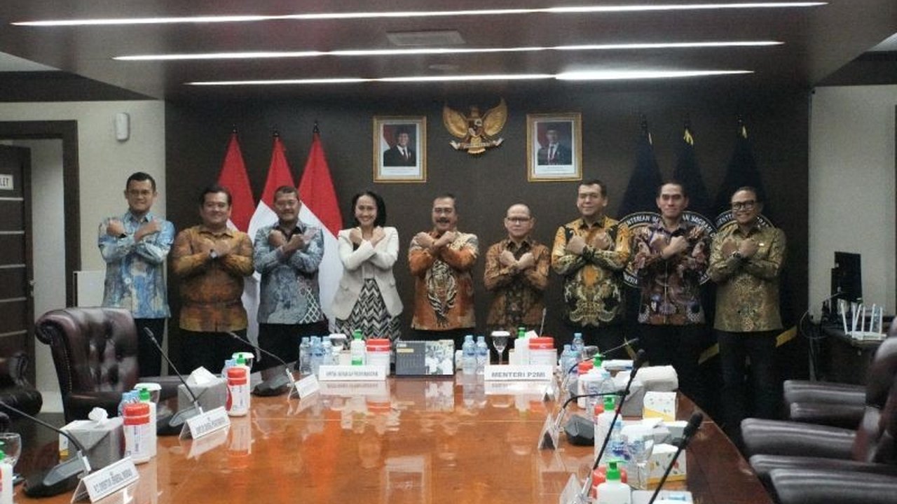 Kementerian P2MI dan Imipas bersinergi demi pelindungan Pekerja Migran Indonesia yang lebih baik. Kolaborasi ini bertujuan mencegah migrasi ilegal dan TPPO, memastikan prosedur resmi bagi PMI.