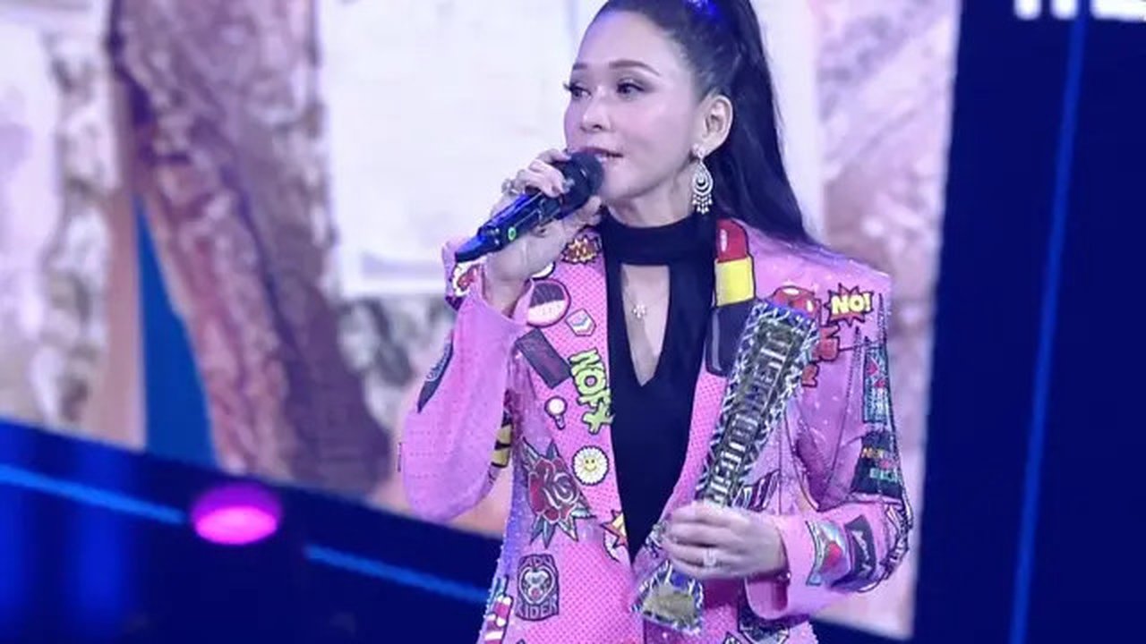 Maia Estianty Wakili Al Ghazali Terima Piala di Infotainment Awards 2025