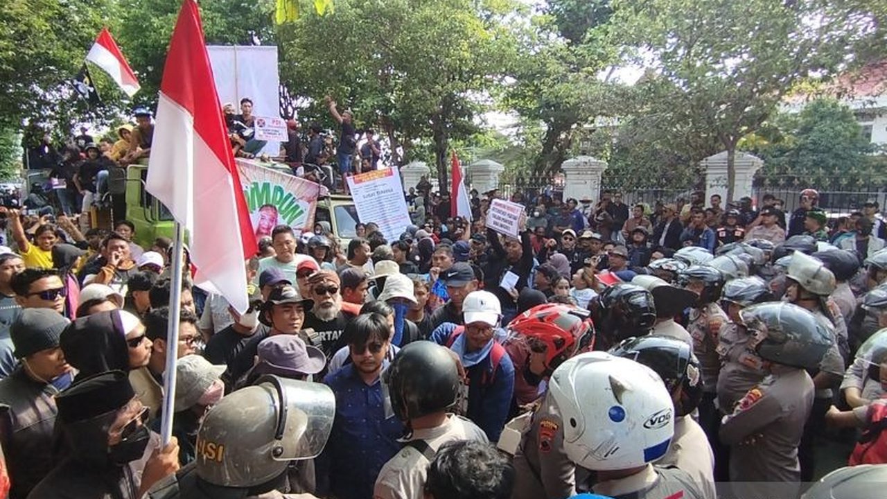 Ratusan warga Pati kembali turun ke jalan menuntut Bupati Pati Mundur dari jabatannya, di tengah sorotan dugaan penggembosan kerja Panitia Khusus (Pansus) DPRD. Apa yang sebenarnya terjadi?