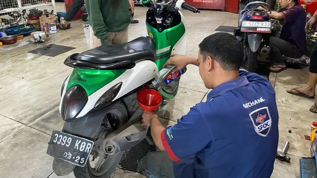Motor yang terdampak banjir di Bekasi melakukan penggantian oli mesin di  Federal Oil Center secara gratis.