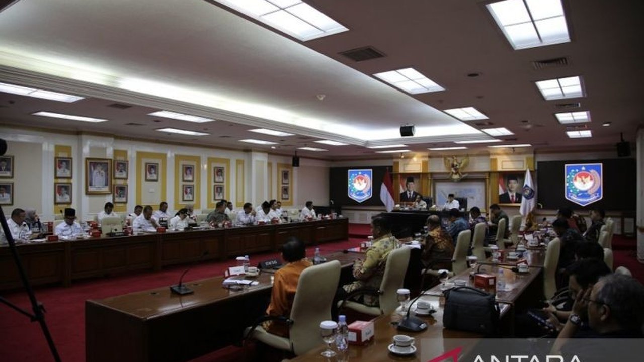 Pemerintah dan DPR sepakat menambah alokasi Transfer ke Daerah (TKD) APBN 2026 sebesar Rp43 triliun. Keputusan ini diharapkan mampu menstabilkan pelayanan publik dan mengatasi tantangan fiskal daerah.