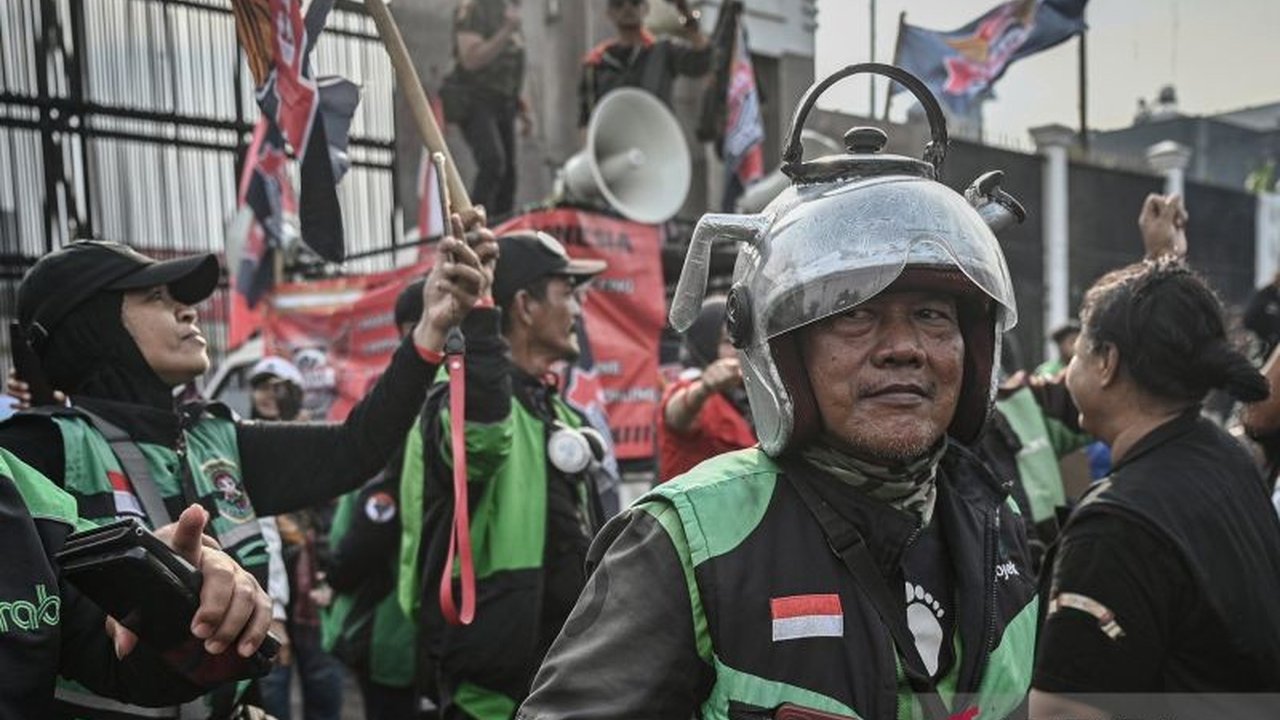 Subkultur ojek online (ojol) telah bermetamorfosis menjadi kekuatan politik baru yang tak terduga di Indonesia, mampu menggerakkan perubahan di jalanan dan memengaruhi kebijakan publik.