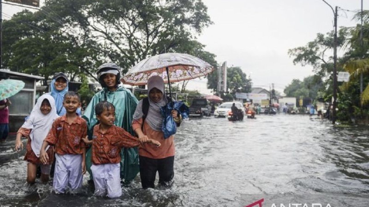 BPBD Kota Tangerang mengimbau warga waspada potensi hujan lebat Tangerang dan angin kencang akhir pekan ini, puncaknya diprediksi pada 20-21 September 2025. Simak imbauan lengkapnya!