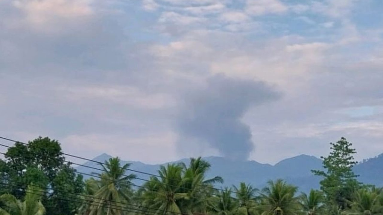 Gunung Dukono di Halmahera Utara kembali erupsi, melontarkan abu vulkanik setinggi 800 meter. Status Waspada (Level II) masih berlaku, apa imbauan bagi warga sekitar?