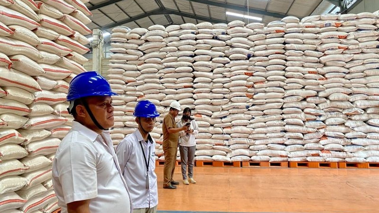 Perum Bulog Batam siap menyalurkan Bantuan Beras Bulog Batam total 40 kg per KPM mulai Oktober ini. Penasaran jadwal dan jumlah penerimanya?