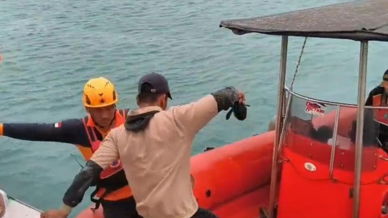 Kisah heroik penyelamatan 5 nelayan yang selamat setelah kapal mereka tenggelam di perairan Manggar, Belitung Timur, akibat menabrak karang dan cuaca ekstrem. Bagaimana Tim SAR berhasil mengevakuasi mereka?