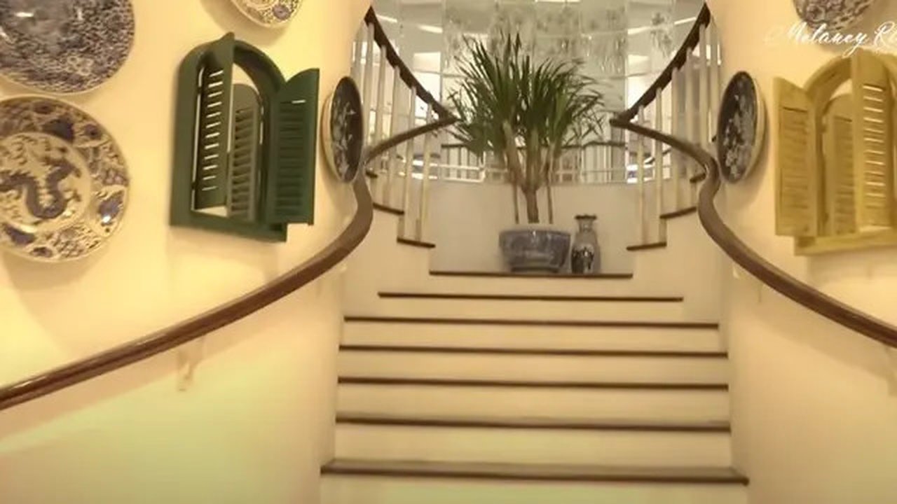 Detail Desain Tangga Rumah Yuni Shara (YouTube/Melaney Ricarco)