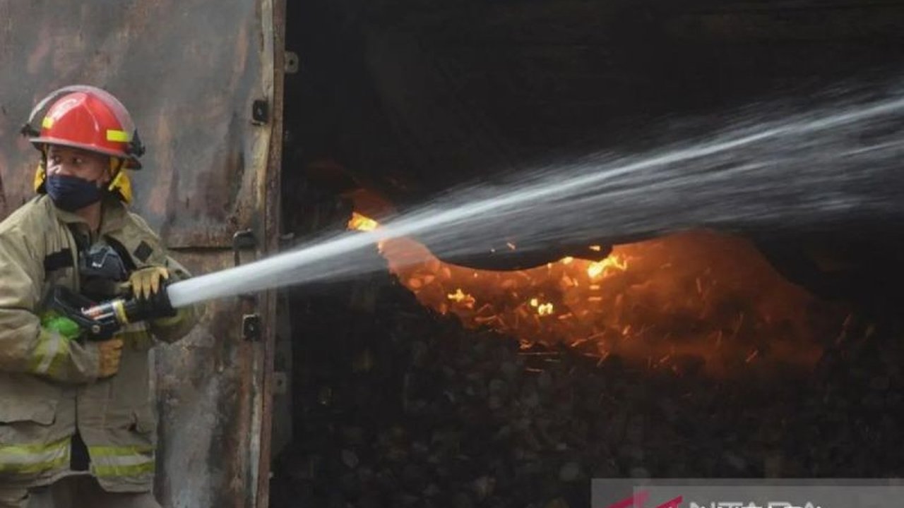 Seorang suami nekat bakar rumah kontrakan di Cakung usai cekcok dengan istri, menyebabkan dua korban luka. Polisi telah menangkap pelaku pembakaran rumah, dan penyelidikan motif masih berlangsung.