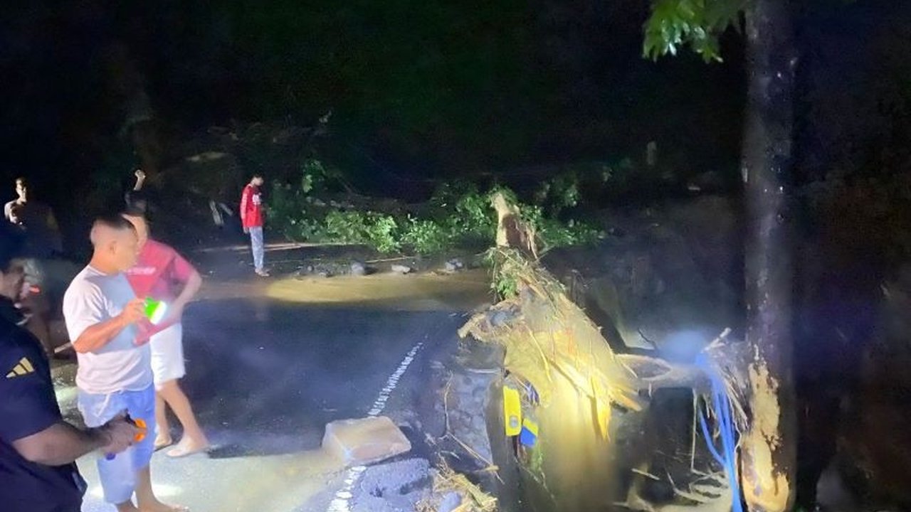 BPBD Ternate bergerak cepat membuka akses jalan lingkar Pulau Ternate yang tertimbun material longsor. Diduga akibat patahan tanah Gunung Gamalama, Longsor Ternate terjadi setelah hujan deras, memicu peringatan BMKG.