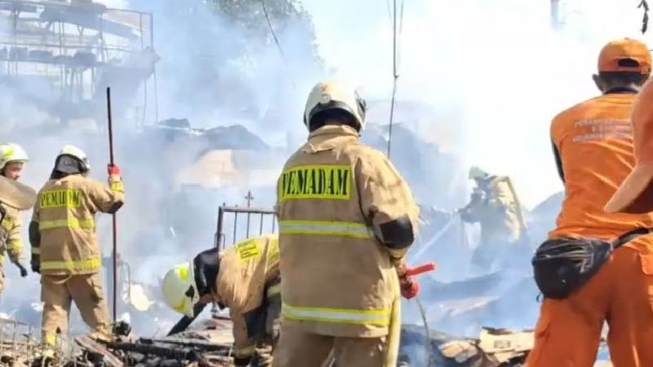 Sebuah rumah kontrakan di Cakung hangus dilalap api akibat pertengkaran rumah tangga pada Kamis pagi. Simak kronologi lengkap Kebakaran Cakung dan kerugian yang ditimbulkan.