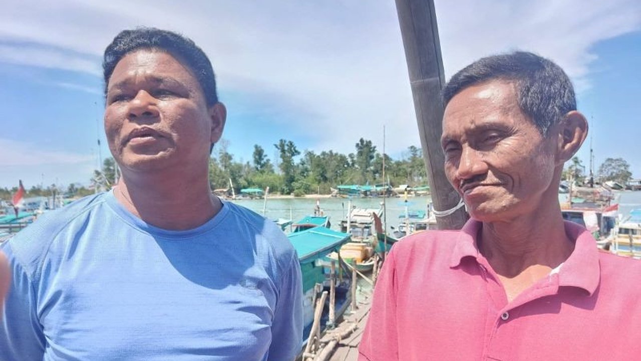 Seorang nelayan asal Bangka berhasil selamat setelah 3 jam terapung di laut lepas usai kapalnya dihantam gelombang pasang. Bagaimana Nelayan Selamat menghadapi maut dan kerugian besar?