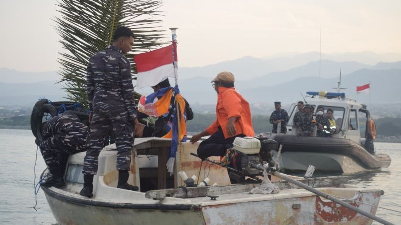 TNI AL Palu bantu nelayan pasang 20 rumpon di Teluk Palu, Sulawesi Tengah. Langkah ini diharapkan tingkatkan hasil tangkapan dan kesejahteraan nelayan tanpa melaut jauh.