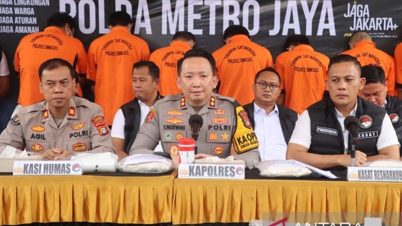 Polres Tangsel berhasil membongkar pabrik tembakau sintetis di Cikarang, menyita 21 kg barang bukti dan menangkap 9 pelaku. Jaringan ini beroperasi via media sosial, menyasar Jabodetabek.
