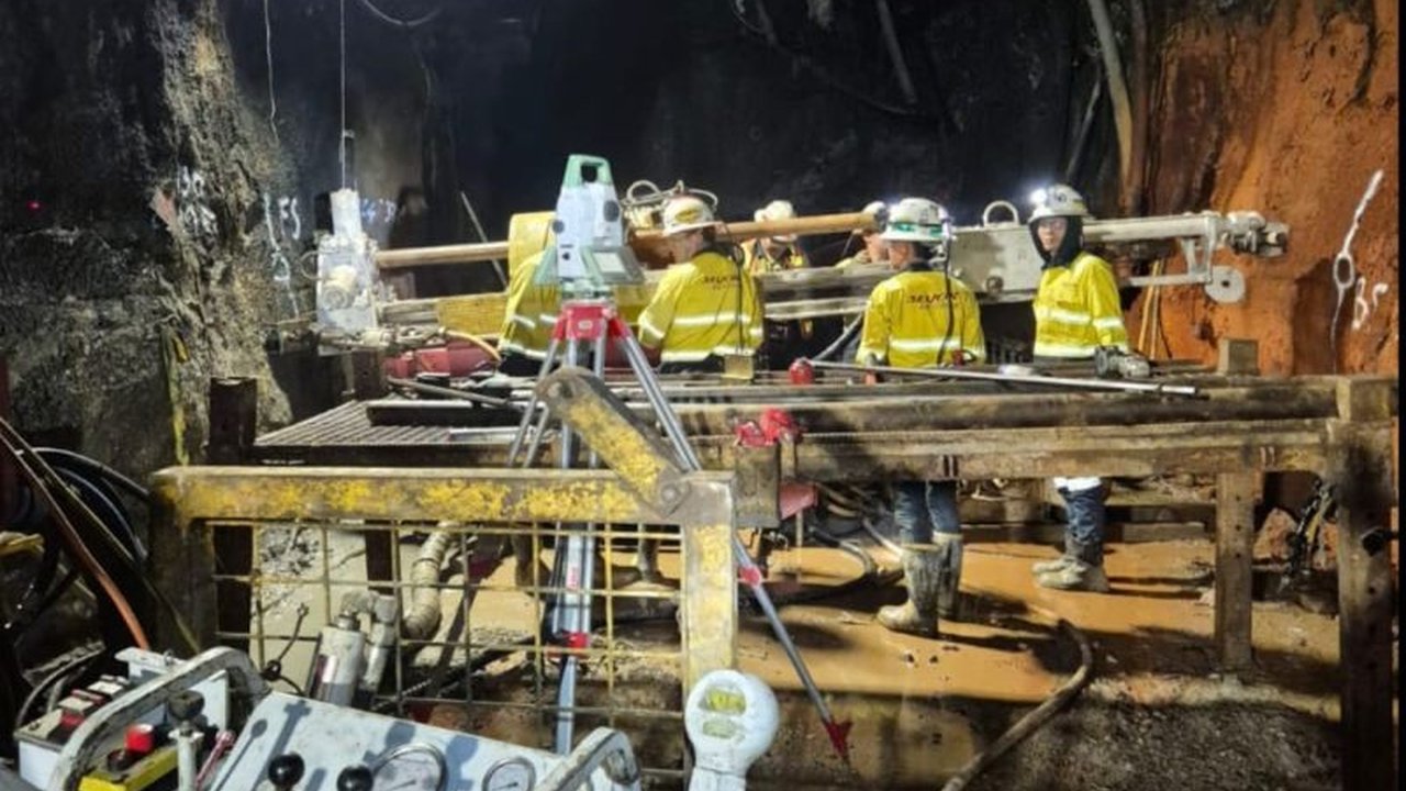 Tim penyelamat berhasil menemukan dua jenazah pekerja Freeport yang tertimbun material di tambang bawah tanah Grasberg Block Cave. Pencarian lima pekerja lainnya terus dilakukan di tengah tantangan besar.