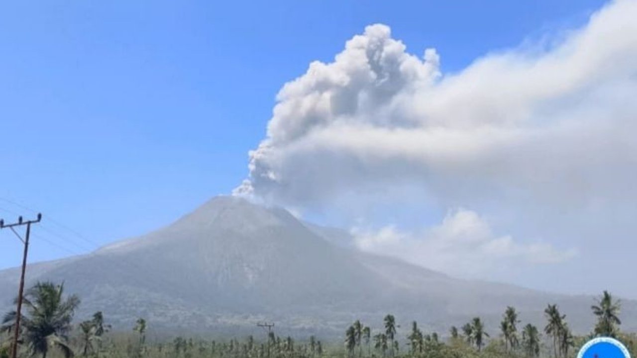 Gunung Lewotobi Laki-laki di Flores Timur alami tujuh kali erupsi dalam enam jam. Status Awas diberlakukan, masyarakat diimbau waspada dan tidak beraktivitas di radius berbahaya akibat Erupsi Gunung Lewotobi Laki-laki.