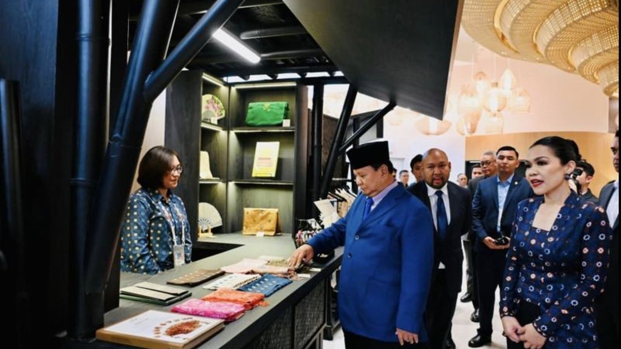 Presiden Prabowo Subianto meninjau Paviliun Indonesia di Expo 2025 Osaka, Jepang, yang memukau dengan desain kapal megah dan inovasi keberlanjutan. Apa saja daya tariknya?