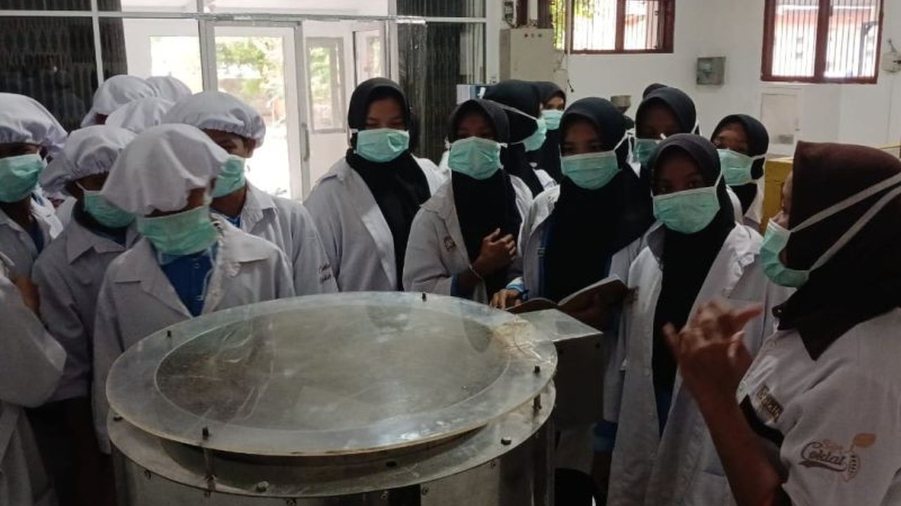 Sekolah Rakyat Berbasis Vokasi hadir sebagai angin segar, menawarkan pelatihan intensif 120 jam untuk pemuda desa, memecah kebuntuan pengangguran dan menciptakan kemandirian ekonomi.
