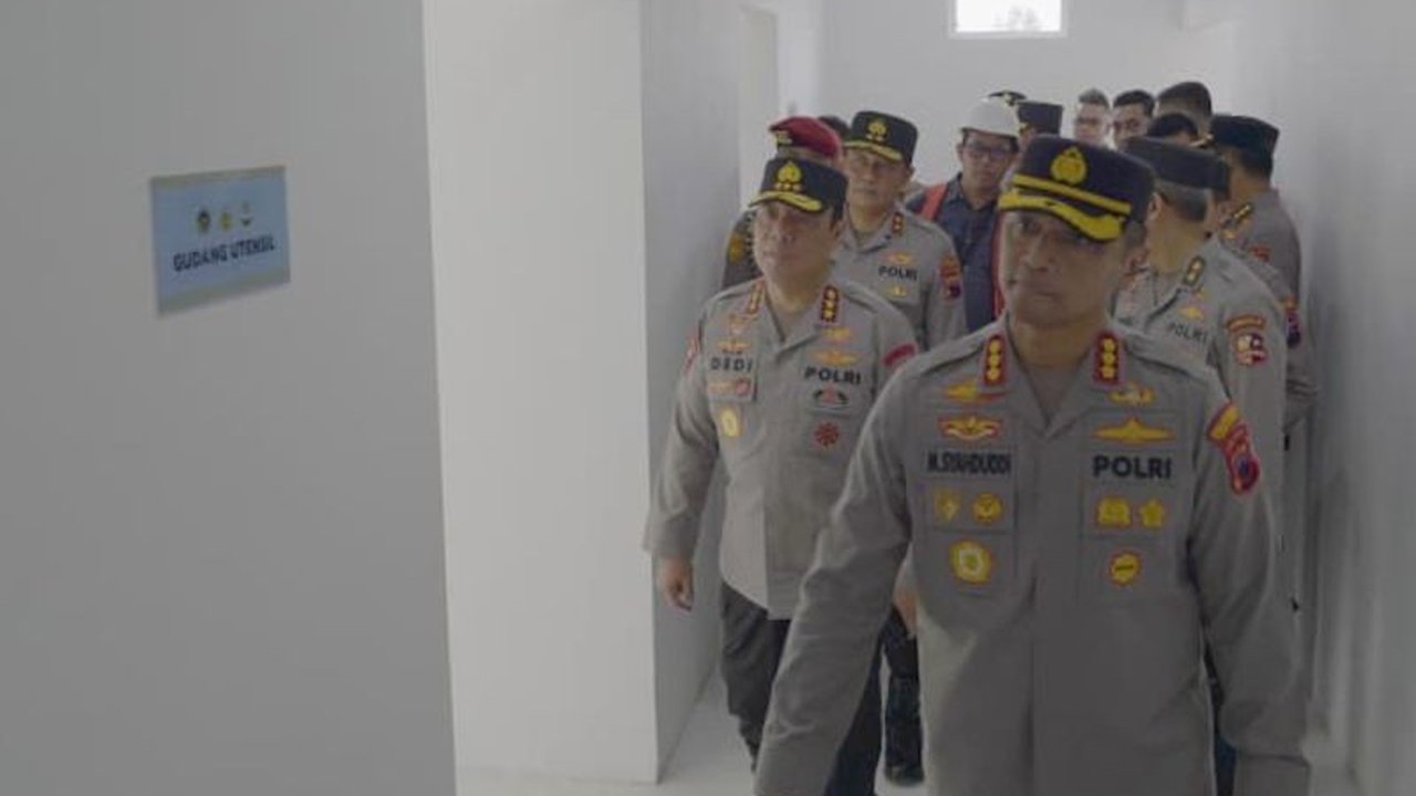 Wakapolri Komjen Pol Dedi Prasetyo mengungkap Pembangunan SPPG Polri Semarang hampir rampung 98,5 persen, siap melayani 4.000 penerima manfaat. Apa saja dampaknya bagi masyarakat?