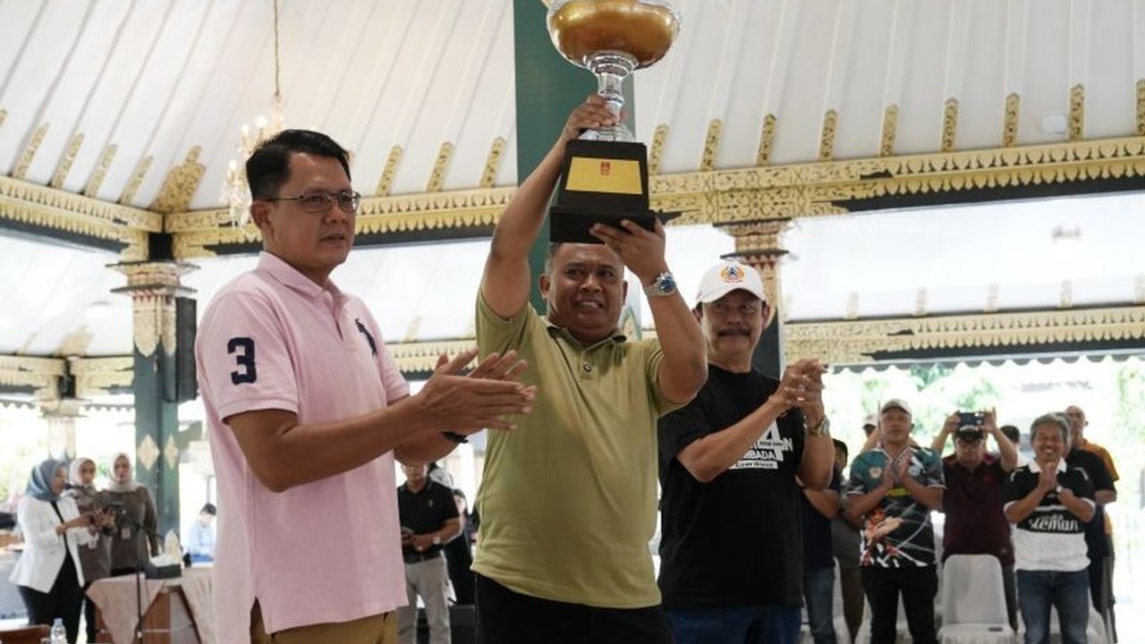 Kabupaten Sleman mencetak sejarah gemilang dengan menyandingkan gelar juara umum Peparda dan Porda DIY 2025, sebuah pencapaian yang jarang terjadi di kancah olahraga daerah dan patut dibanggakan.