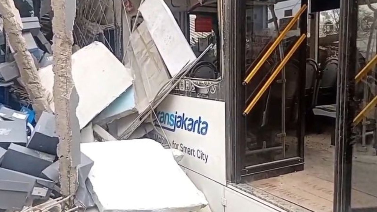 Sebuah Bus Transjakarta tabrak empat ruko di Pulogebang, Jakarta Timur, menyebabkan korban luka dan kerusakan parah. Apa penyebab bus melaju lurus dari flyover?