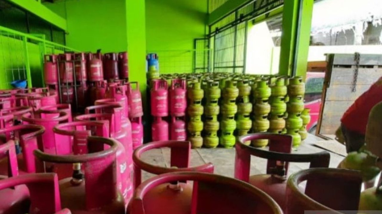 Warga Bekasi diimbau membeli gas subsidi Bekasi hanya di pangkalan resmi untuk memastikan harga sesuai HET. Jangan sampai terjebak harga mahal di pengecer, ketahui alasannya di sini!