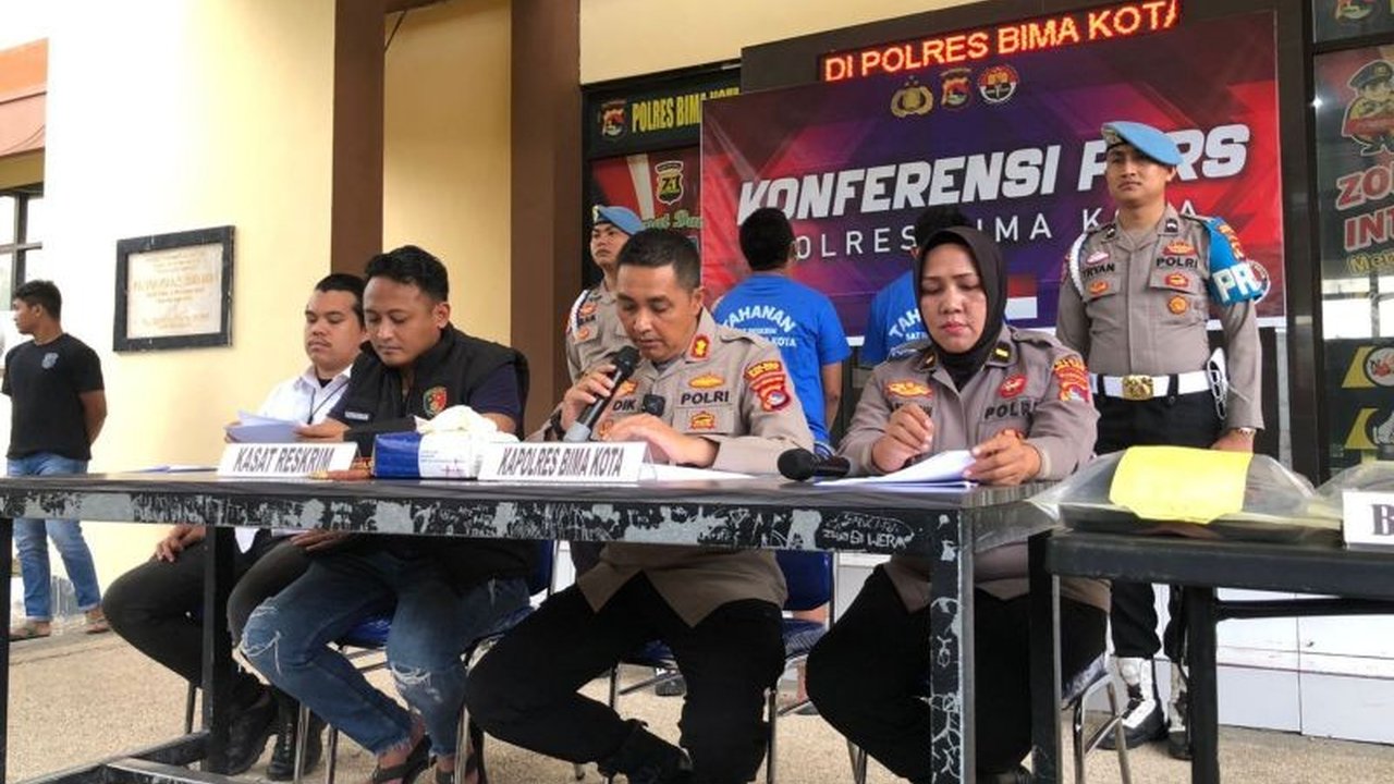 Kepala Desa Poja, Robi Darwis, ditetapkan sebagai **Kades Poja tersangka pembakaran Inspektorat** Bima bersama dua rekannya. Apa motif di balik aksi nekat yang menghanguskan seluruh kantor ini?