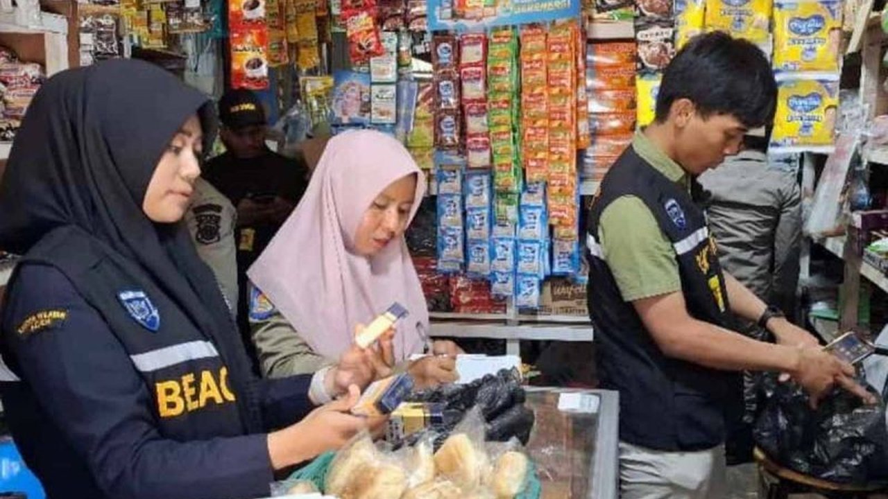 Bea Cukai Aceh berhasil menyita 22.900 batang rokok ilegal dalam operasi pasar di Banda Aceh, mengungkap modus peredarannya dan dampaknya yang merugikan negara. Simak selengkapnya!