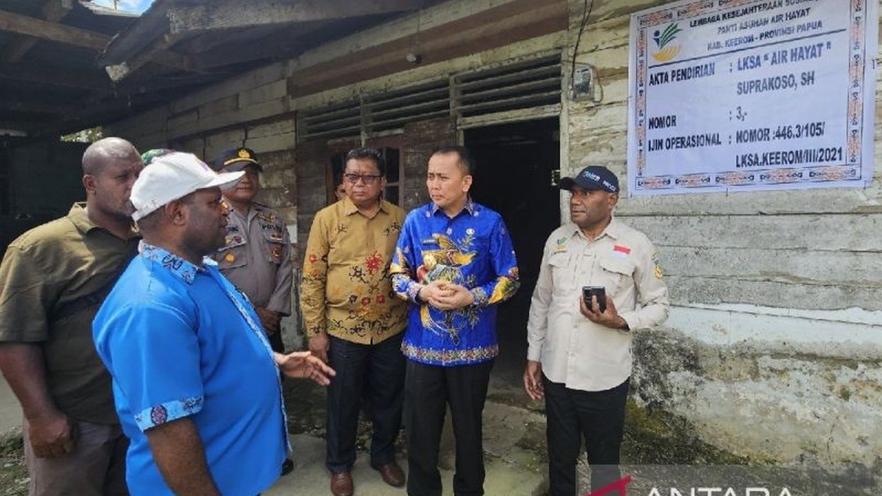 Penjabat Gubernur Papua Agus Fatoni memastikan Bantuan Sosial Papua akan terus disalurkan, menegaskan komitmen pemerintah dalam meringankan beban dan meningkatkan kesejahteraan masyarakat.