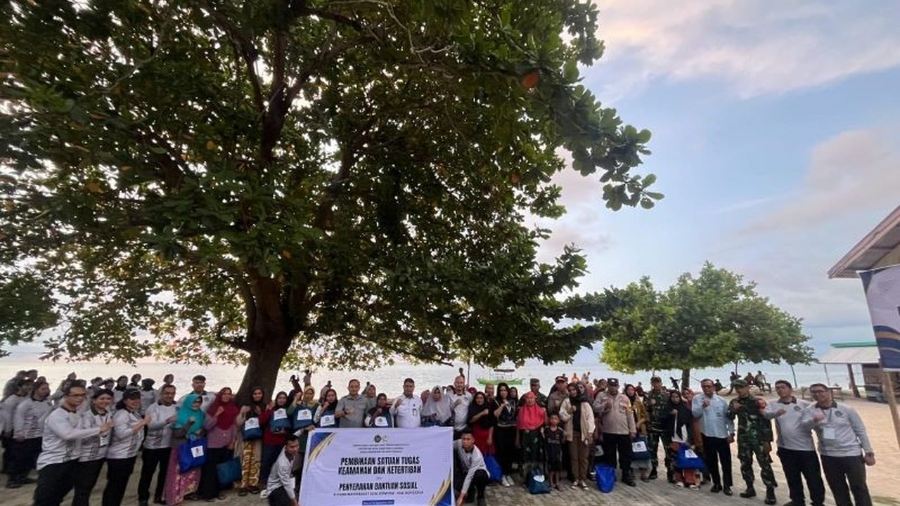 Kantor Wilayah Ditjenpas Sulteng menyalurkan bantuan sembako kepada 40 kepala keluarga di pesisir Boneoge, Donggala, sebagai wujud kepedulian sosial dan implementasi program akselerasi.