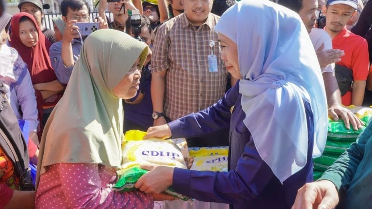 Gubernur Khofifah menegaskan bahwa gelaran Pasar Murah di Probolinggo adalah bukti nyata pemerintah hadir meringankan beban warga, menawarkan kebutuhan pokok dengan harga jauh lebih terjangkau.