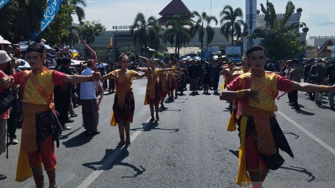 Kirab Budaya Kudus meriahkan Hari Jadi ke-476, Bupati Sam'ani Intakoris optimis kegiatan ini mampu menggerakkan ekonomi lokal dan sektor pariwata.