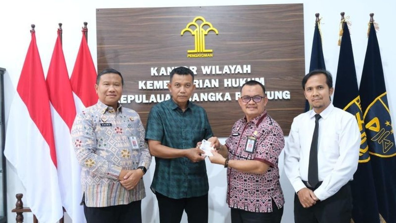 Kemenkum Babel serahkan 25 stiker legalisasi dokumen kepada masyarakat, wujud komitmen pelayanan hukum transparan. Fitur keamanan stiker ini cegah pemalsuan, penting untuk keperluan luar negeri.