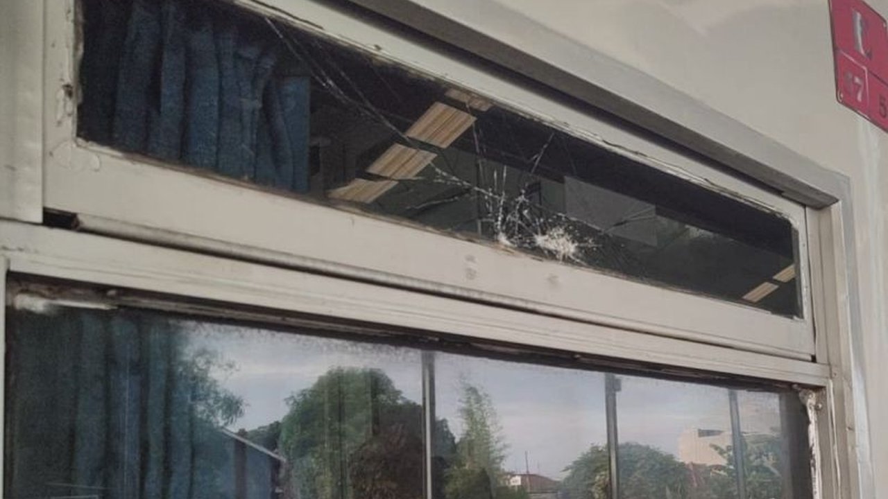 PT KAI Daop 1 Jakarta kembali mengingatkan masyarakat tentang sanksi pidana berat bagi pelaku pelemparan kereta api, yang bisa mencapai 15 tahun penjara dan denda miliaran rupiah. Apa saja bahayanya?