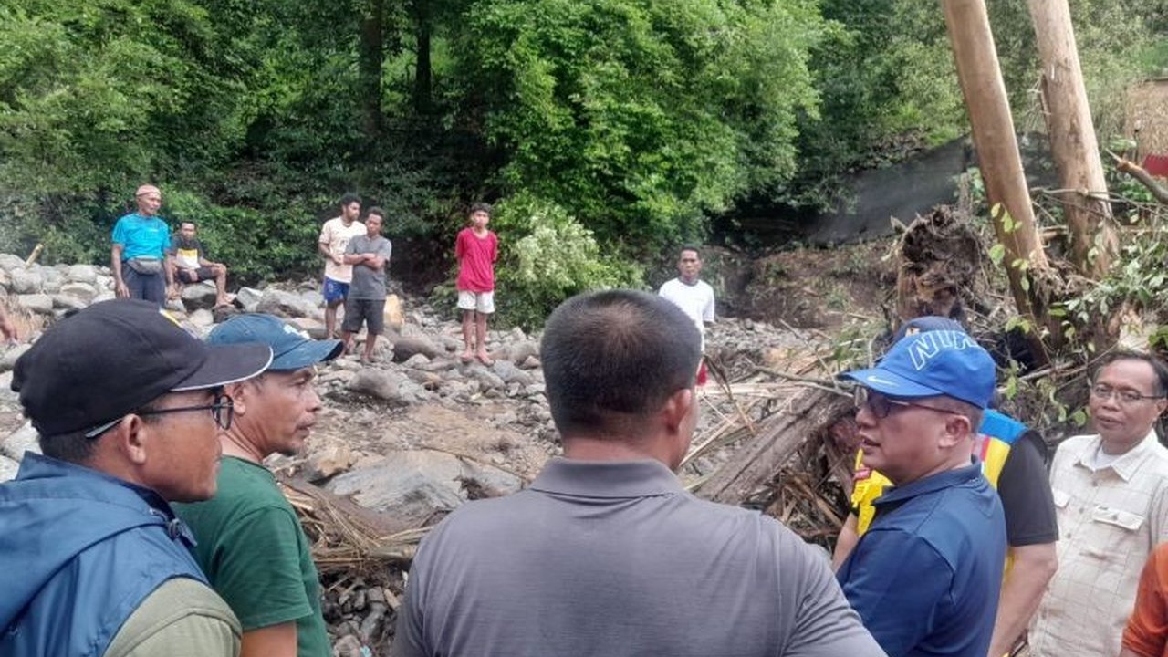 Ruas jalan Taduma-Togafo di Ternate yang sempat tertutup material longsor kini kembali dibuka. Wali Kota Ternate menjelaskan penyebab longsor berasal dari Gunung Gamalama dan langkah penanganannya.