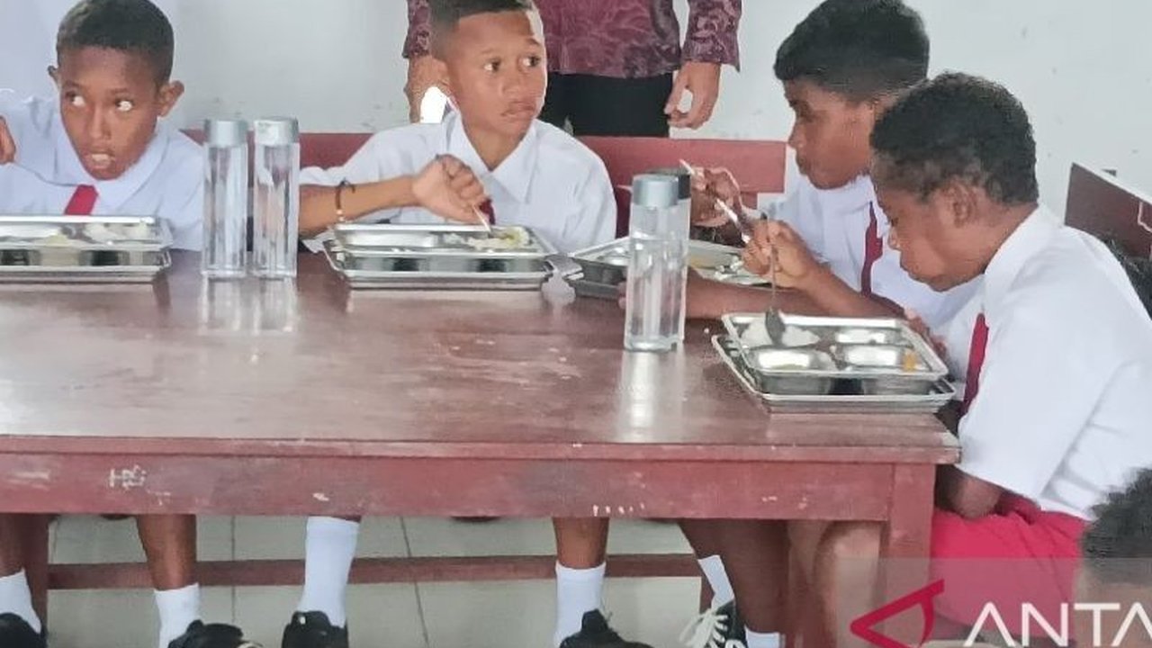 Pemerintah Kabupaten Biak Numfor meluncurkan Program Makan Bergizi Gratis (MBG) yang tak hanya penuhi gizi anak, tapi juga bertekad hapus kemiskinan hingga nol persen. Simak strategi uniknya!