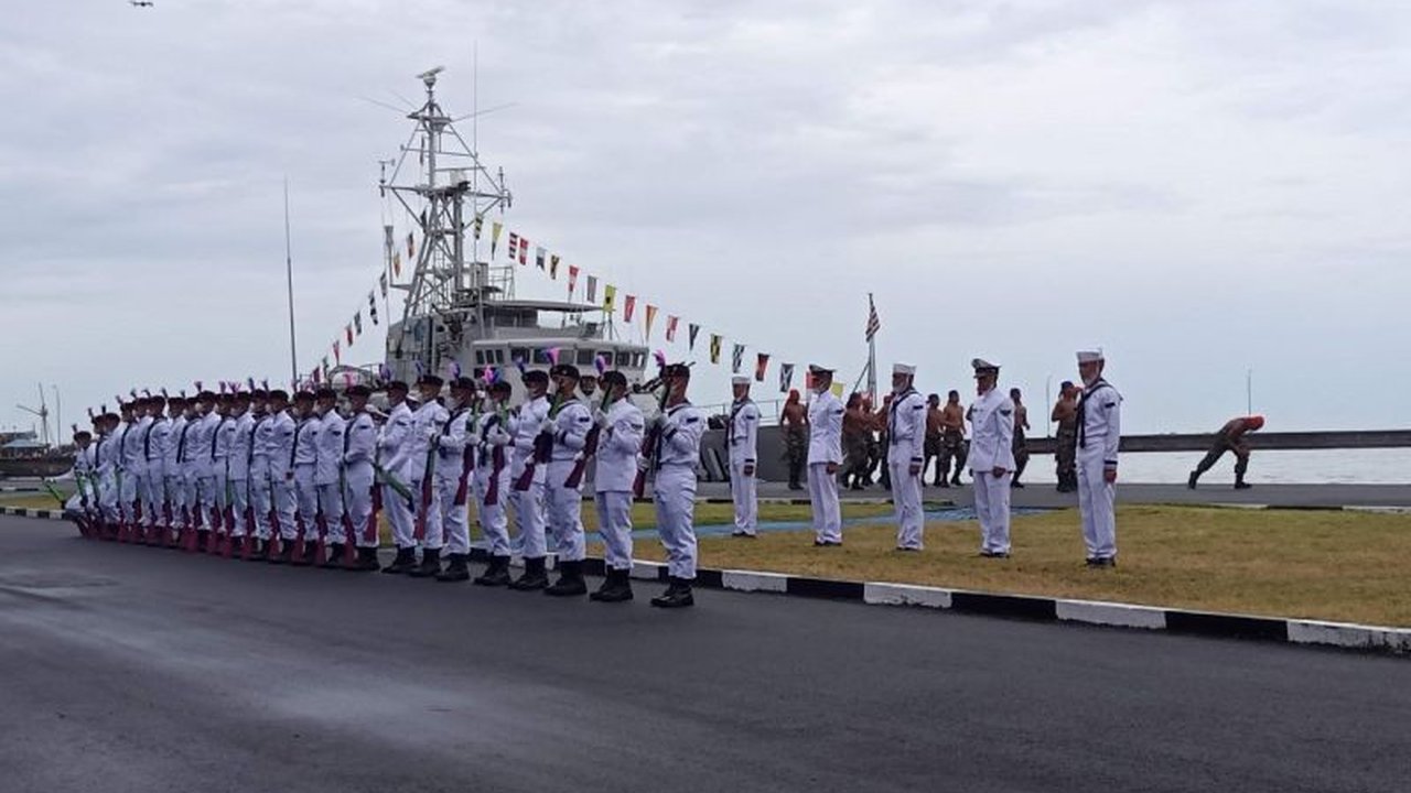 KRI Bima Suci Makassar sandar di Dermaga Hatta Selatan untuk Lattek KJK 2025 Taruna AAL. Sambutan meriah dan parade roll menarik perhatian, memperkuat diplomasi maritim dan jiwa kepemimpinan.
