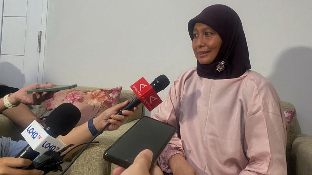 Orang tua tak perlu panik! Simak kiat praktis Penanganan KIPI Anak, gejala ringan pasca-imunisasi seperti demam dan bengkak, yang bisa diatasi sendiri di rumah.