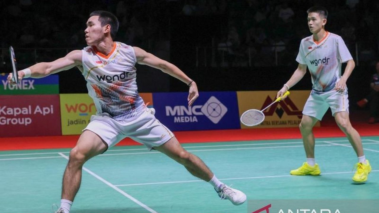 Ganda putra Indonesia Raymond Joaquin menunjukkan perkembangan signifikan di Indonesia Masters 2025 meski terhenti di semifinal. Apa kunci peningkatan performa mereka?