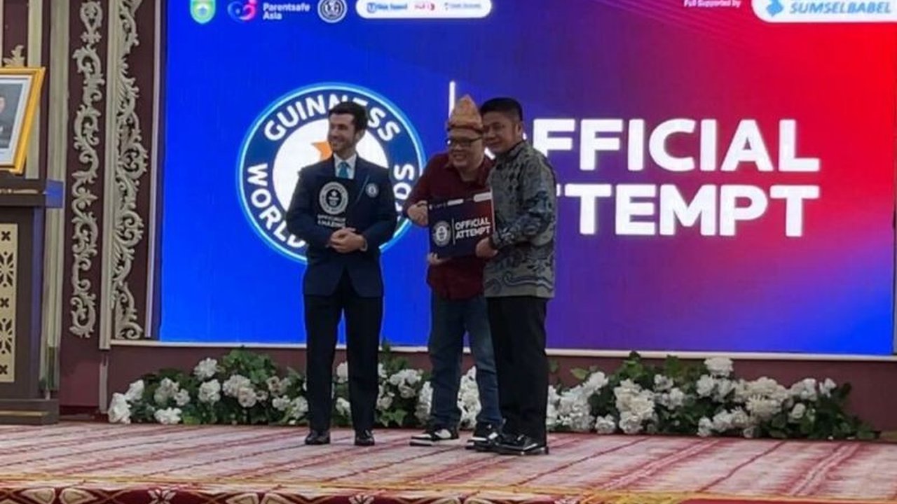 Pelatihan AI Guru Sumsel yang diikuti 25.000 pengajar dari seluruh Indonesia berhasil pecahkan rekor dunia Guinness. Simak bagaimana inisiatif ini akan mengubah masa depan pendidikan Indonesia!